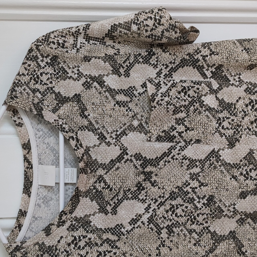 H&M Snake Print Short Sleeve Tee - Black and Cream - Picture 2 of 8
